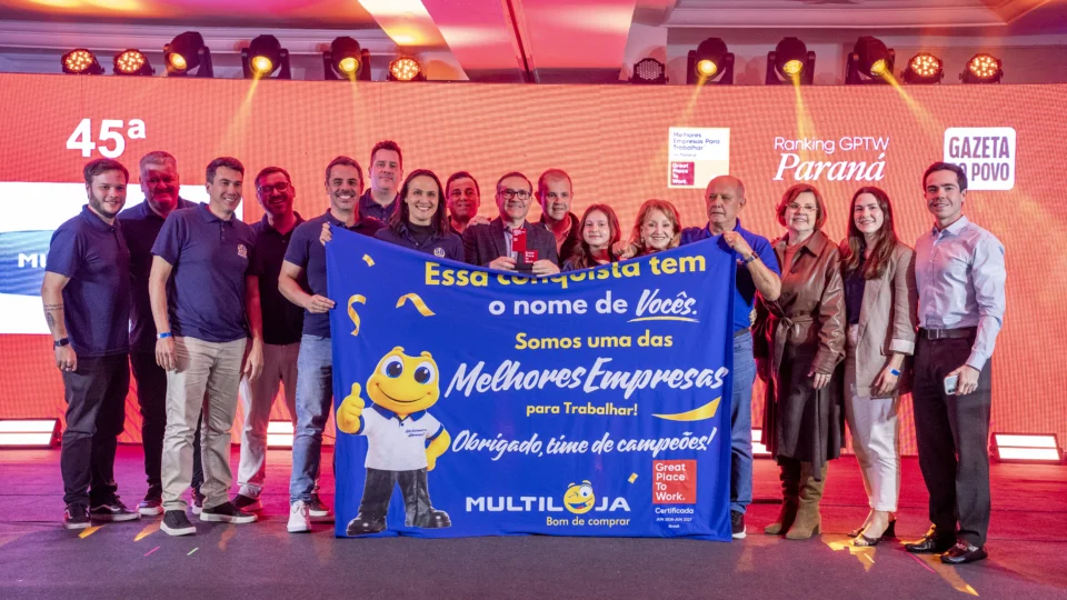 Equipe Multiloja no palco para celebrar a conquista da 45ª posição entre as médias empresas no GPTW Paraná 2026, reconhecimento que valoriza a cultura, o desenvolvimento e as pessoas que fazem parte dessa história.