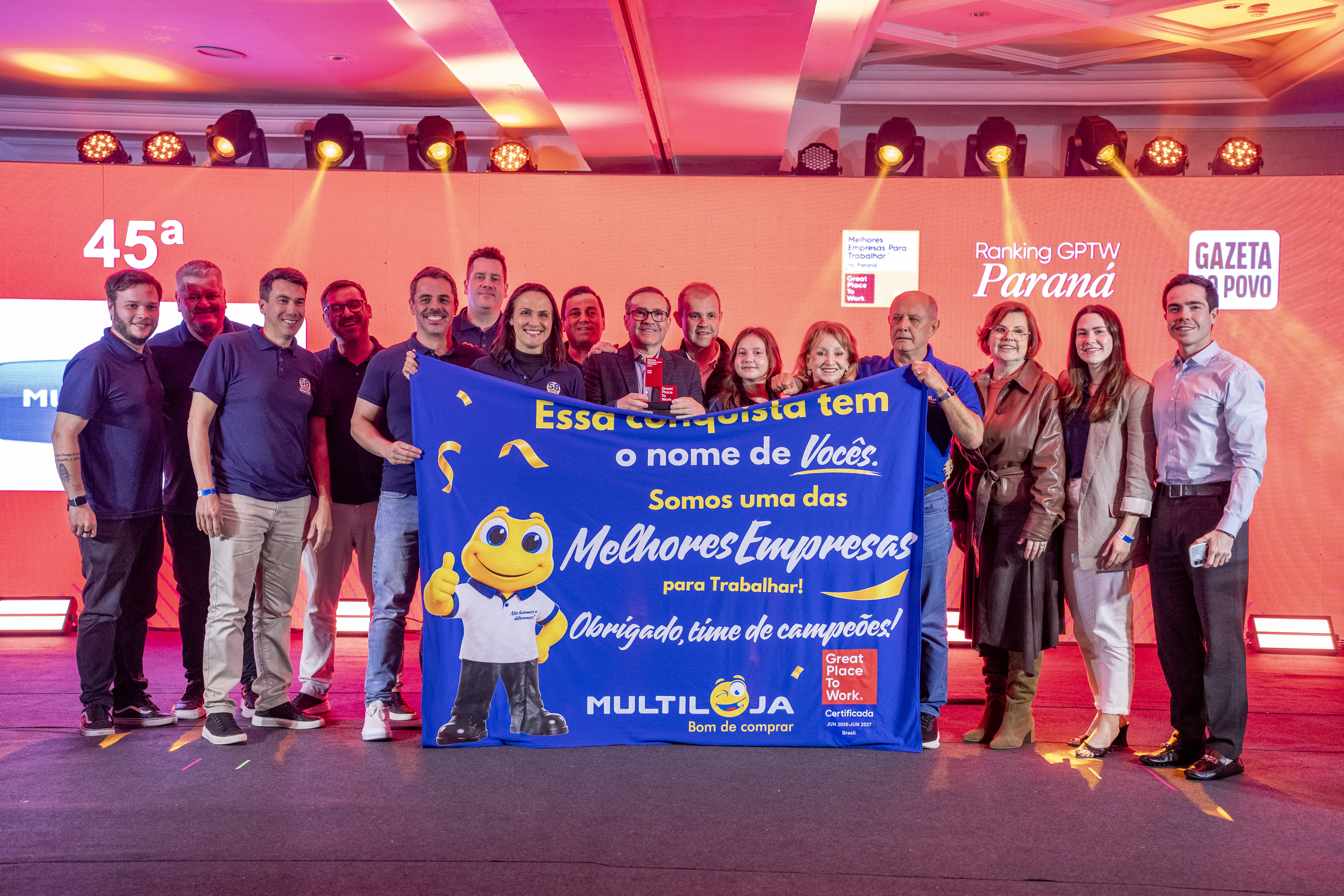 Equipe Multiloja no palco para celebrar a conquista da 45ª posição entre as médias empresas no GPTW Paraná 2026, reconhecimento que valoriza a cultura, o desenvolvimento e as pessoas que fazem parte dessa história.