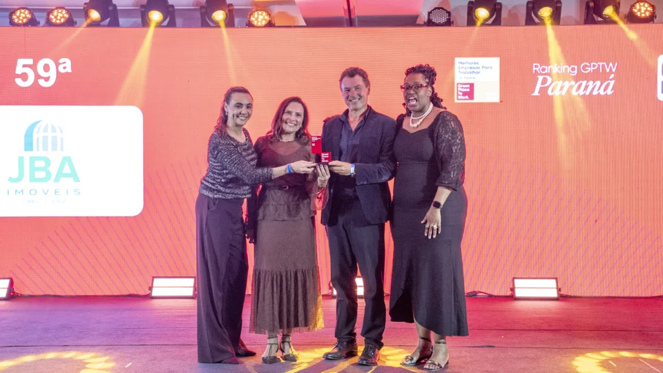Equipe JBA Imóveis no palco para celebrar o reconhecimento no GPTW Paraná 2026 — uma conquista construída por pessoas, dedicação e uma cultura que valoriza quem faz parte dessa história.