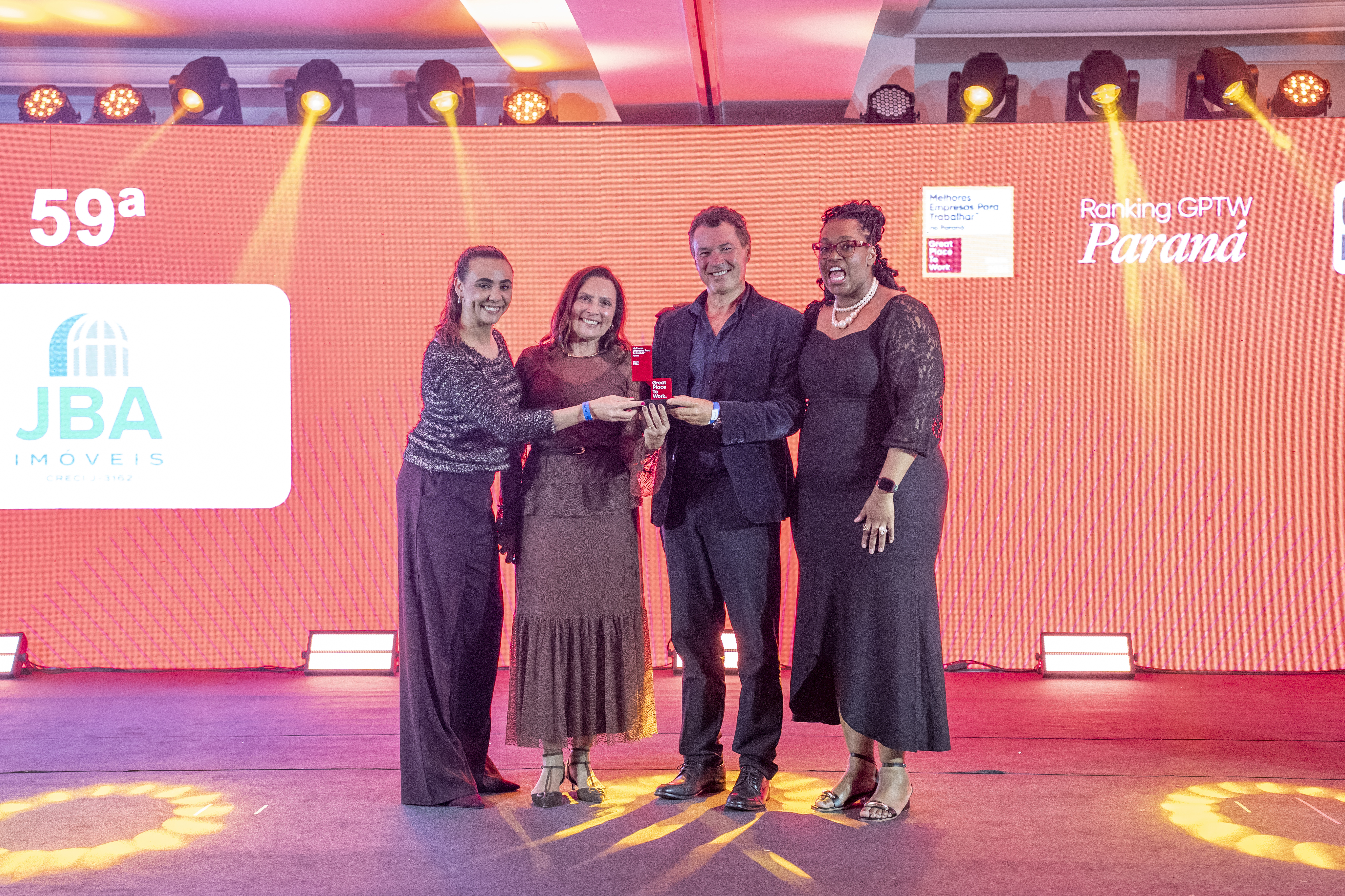 Equipe JBA Imóveis no palco para celebrar o reconhecimento no GPTW Paraná 2026 — uma conquista construída por pessoas, dedicação e uma cultura que valoriza quem faz parte dessa história.