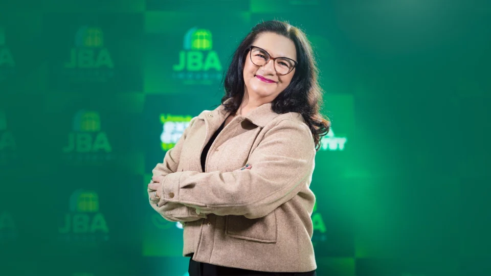 Danieli Sferelli, coordenadora de Recursos Humanos da JBA Imóveis, celebra no palco o reconhecimento da empresa no GPTW Paraná 2026, resultado de um trabalho contínuo de valorização e desenvolvimento das pessoas.