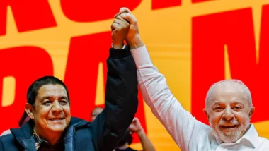 Lula reúne artistas no Rio e apresenta proposta para garantir continuidade das políticas culturais por meio de emenda na Constituição.