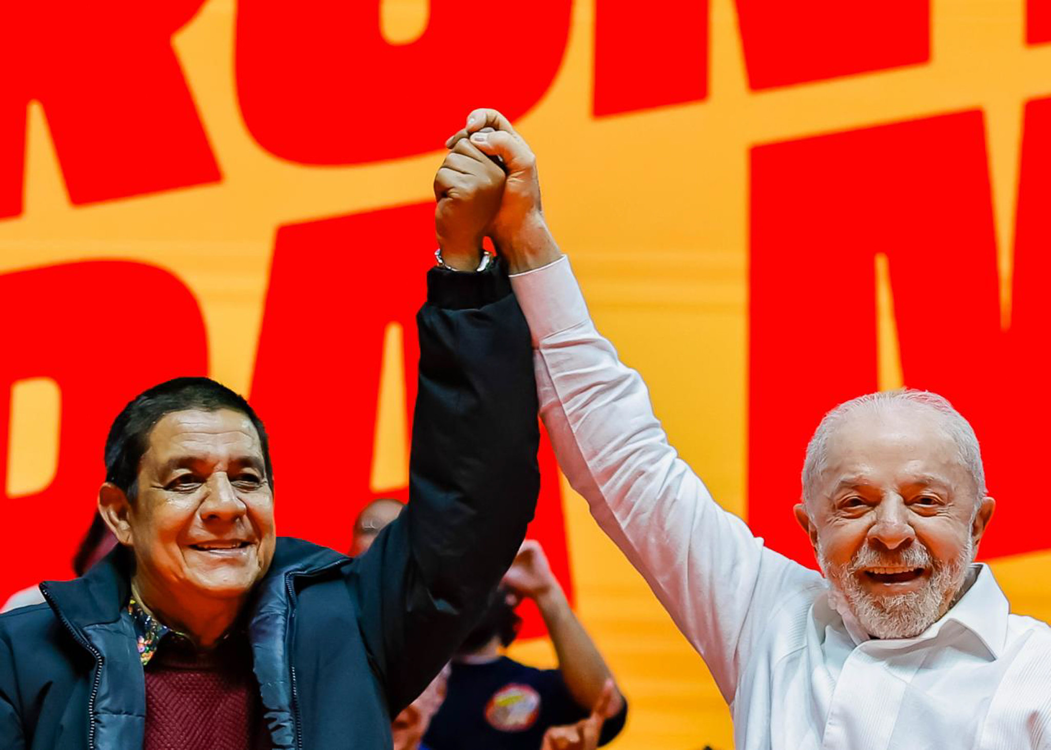 Ao lado de artistas Lula sugere mudança na Constituição para blindar políticas culturais