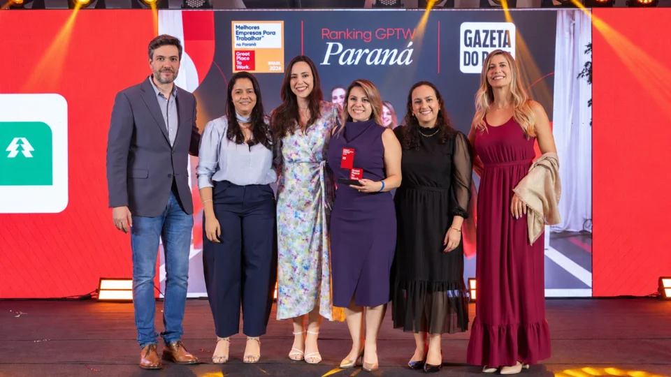 Representantes da Unimed Maringá participam da cerimônia de premiação do GPTW Paraná 2026, realizada em Curitiba.