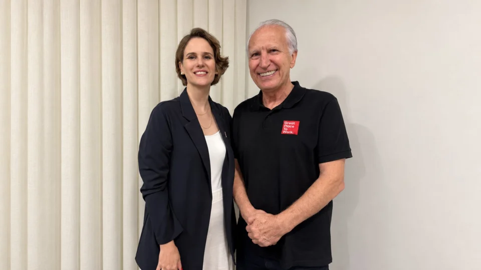 Daniela Diniz, diretora de Comunicação e Relações Institucionais do GPTW Brasil, e Hilgo Gonçalves, embaixador do GPTW Brasil e Diretor no Paraná, destacam confiança, pertencimento e cultura como diferenciais das melhores empresas para trabalhar no estado.