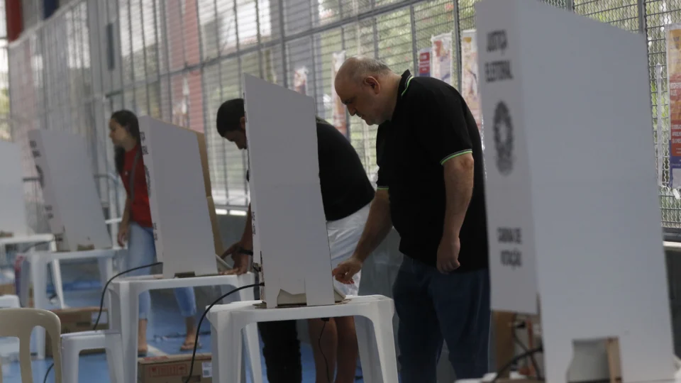 Consultar previamente zona e seção eleitoral ajuda a evitar dúvidas e deslocamentos desnecessários no dia da votação.