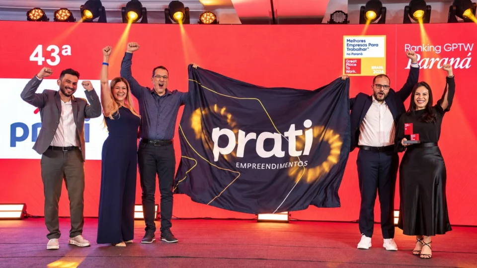 Representantes da Prati Empreendimentos celebram a conquista durante a cerimônia do GPTW Paraná 2026, realizada em Curitiba.
