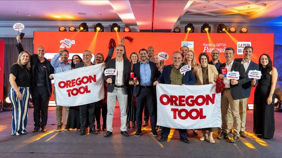 Representantes da Oregon Tool celebram o reconhecimento da empresa durante a cerimônia do GPTW Paraná 2026, realizada em Curitiba.