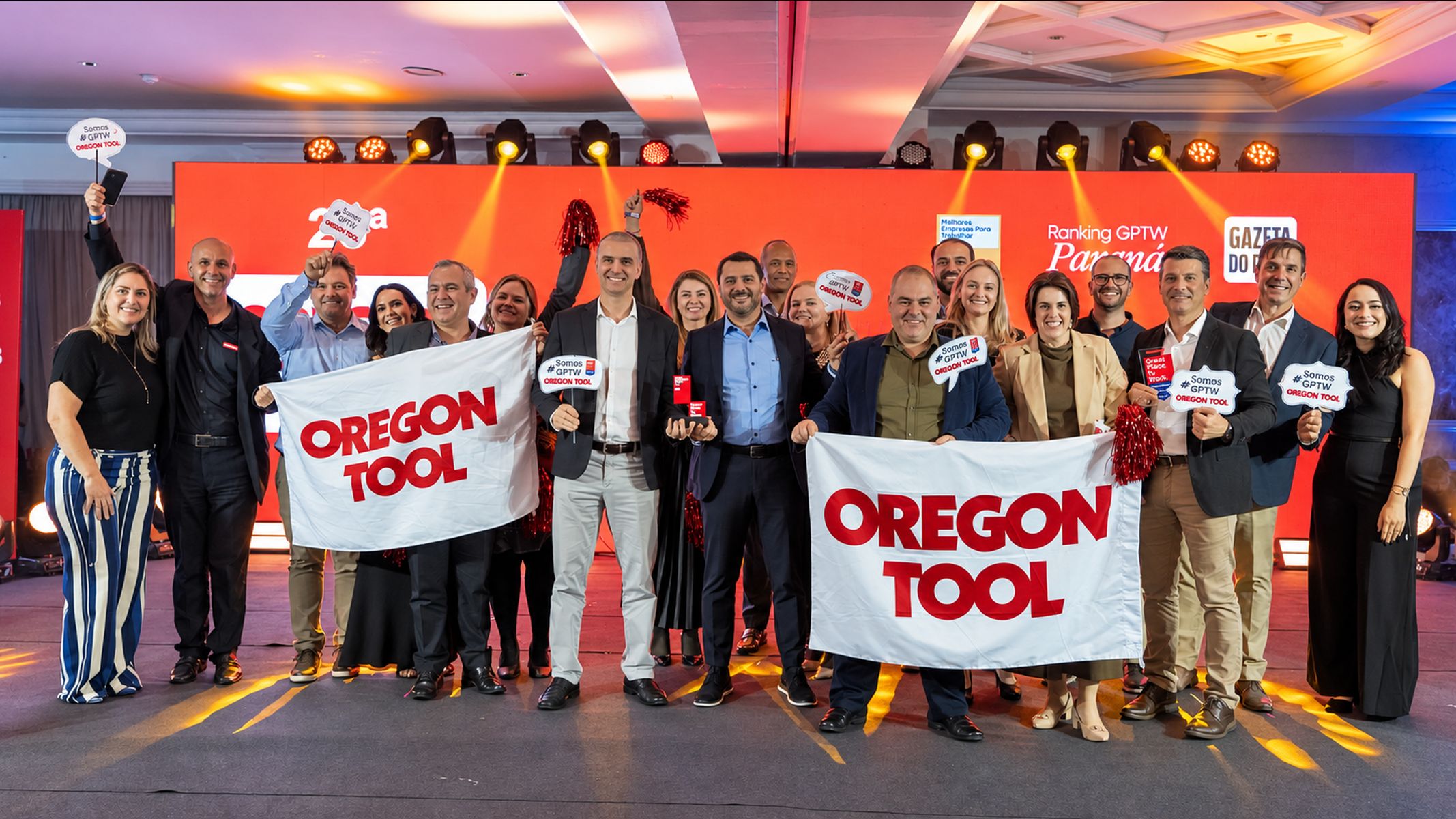 Representantes da Oregon Tool celebram o reconhecimento da empresa durante a cerimônia do GPTW Paraná 2026, realizada em Curitiba.