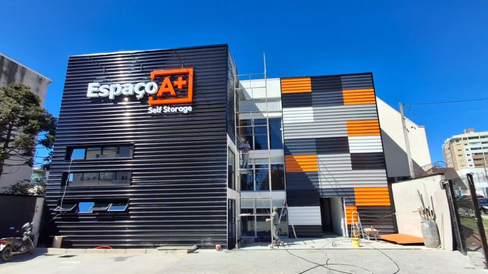 Fachada da nova unidade da Espaço A+ Self Storage, primeira franquia da marca, localizada no Centro de São José dos Pinhais. A operação recebeu investimento de R$ 2,3 milhões e inicia as atividades com 171 boxes.