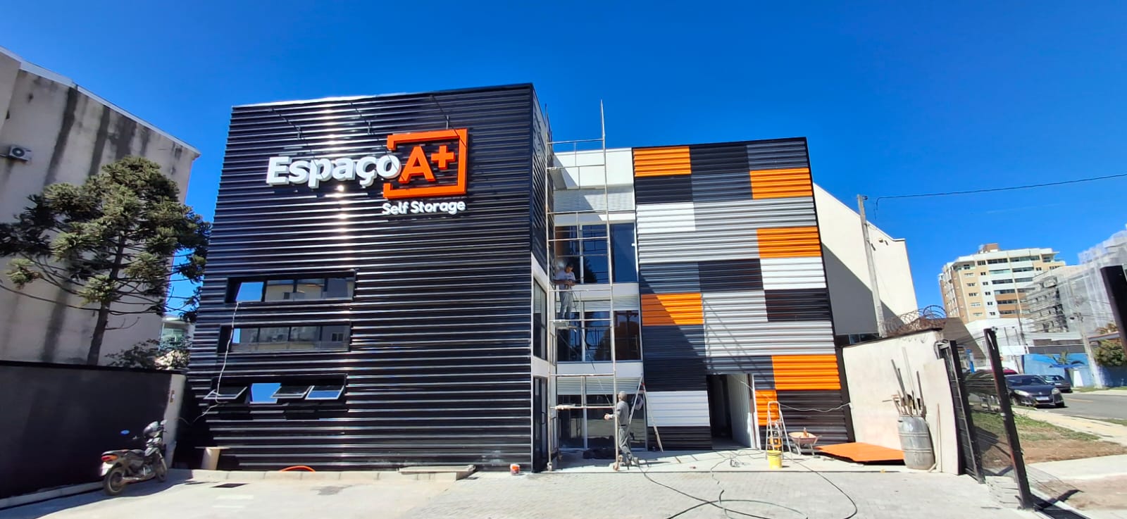 Fachada da nova unidade da Espaço A+ Self Storage, primeira franquia da marca, localizada no Centro de São José dos Pinhais. A operação recebeu investimento de R$ 2,3 milhões e inicia as atividades com 171 boxes.