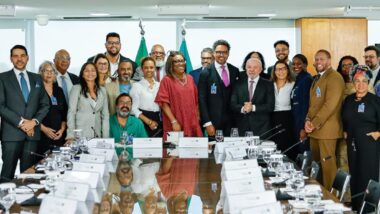 Lula, Janja e Nilza Valéria Zacarias (de vermelho), da Frente de Evangélicos pelo Estado de Direito, durante um encontro com lideranças protestantes internacionais: grupo coordenado por Nilza cobra de André Mendonça que sua crença não vire “instrumento eleitoral”