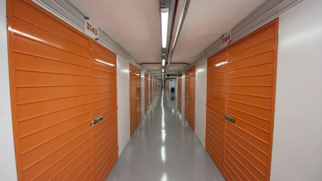 Detalhes da estrutura interna da nova unidade da Espaço A+ Self Storage, projetada para oferecer organização, praticidade e segurança aos clientes que precisam armazenar seus pertences, estoques e equipamentos.