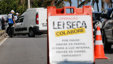 As blitzes da Lei Seca poderão incorporar o drogômetro, mas a utilização do equipamento ainda depende de etapas de certificação e regulamentação.