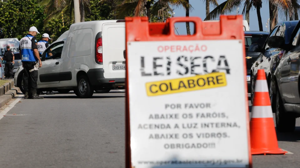 As blitzes da Lei Seca poderão incorporar o drogômetro, mas a utilização do equipamento ainda depende de etapas de certificação e regulamentação.