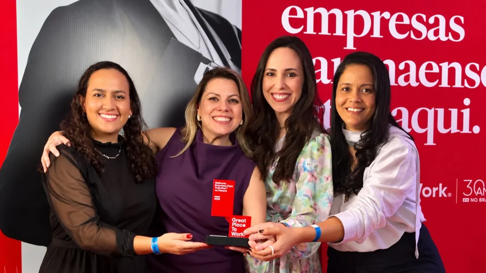 Representantes da Unimed Maringá comemoram a conquista no GPTW 2026, premiação que reuniu empresas reconhecidas pelas práticas voltadas à experiência e ao desenvolvimento de seus profissionais.
