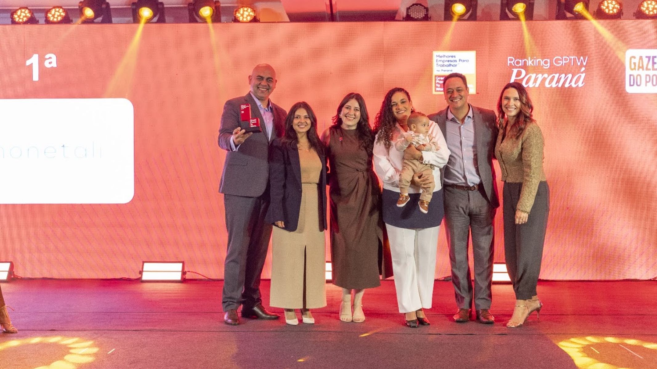 Representantes da Monetali recebem o reconhecimento durante a cerimônia do GPTW Paraná 2026, realizada em Curitiba.