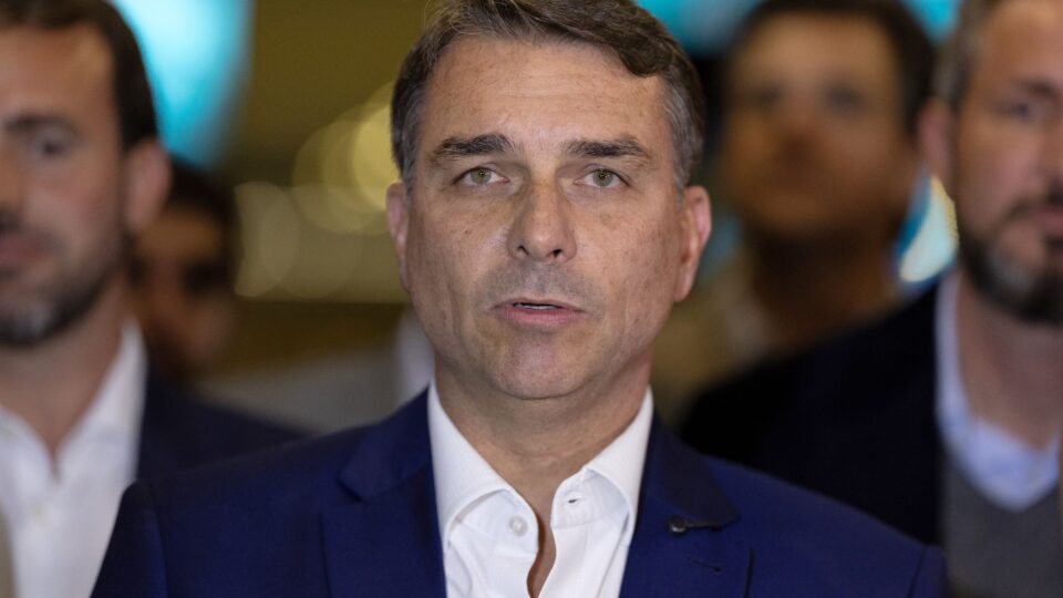Defesa de Flávio pede a Fachin suspensão de investigações e acusa PT de escolher relatores