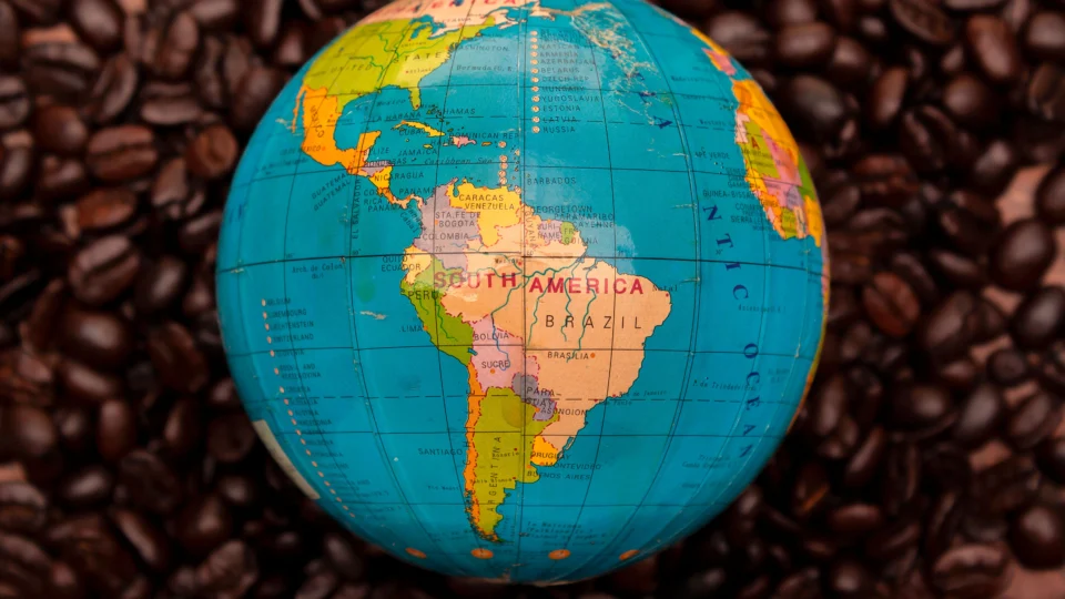 Indústrias brasileiras avaliam custos de produção, logística e exportação antes de transferir parte das operações para o Paraguai.