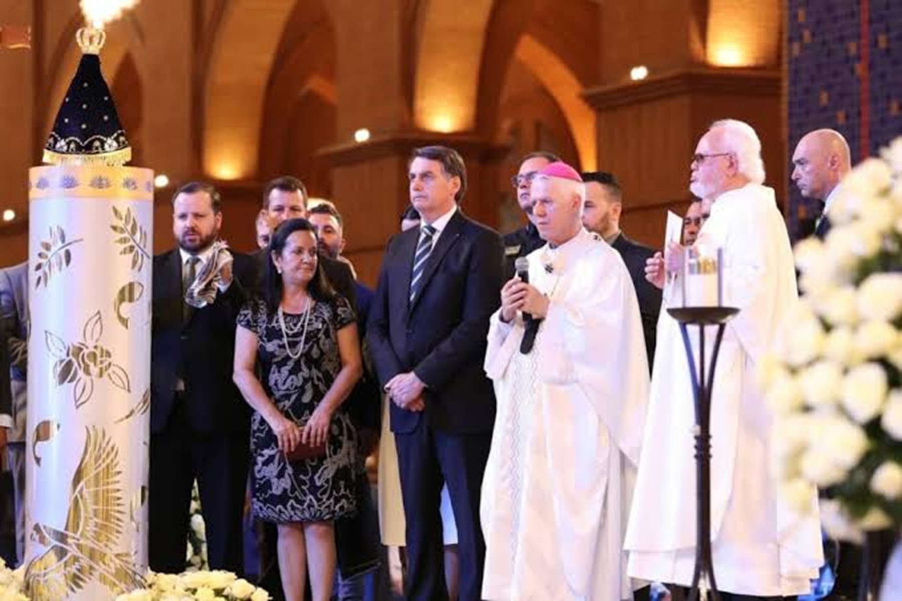 Flávio Bolsonaro nega que vai tirar de Aparecida o título de padroeira do Brasil