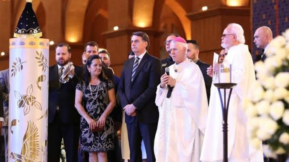 Flávio Bolsonaro nega que vai tirar de Aparecida o título de padroeira do Brasil