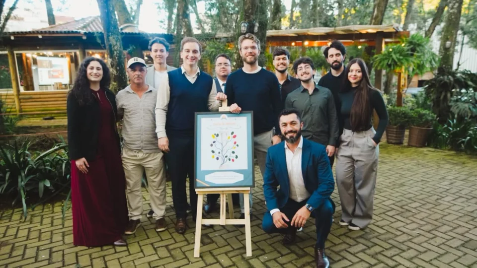 Equipe da Amicta Sole: Felipe Bernardo, diretor executivo; Gilberto Suss, diretor de operações; Pedro dos Reis e Murillo de Brito, consultores de vendas; Bruno Santos, gestor comercial; Giovana Kuster, diretora de marketing; Lavinia de Brito Suss, do jurídico; Emerson Mendes, chefe de obra; Nathan Amaro, engenheiro elétrico; e Eduardo Zanetti, estagiário de engenharia.