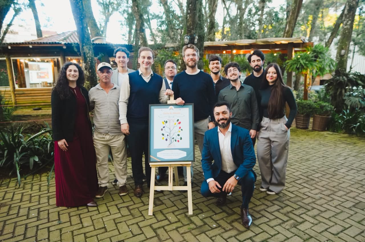Equipe da Amicta Sole: Felipe Bernardo, diretor executivo; Gilberto Suss, diretor de operações; Pedro dos Reis e Murillo de Brito, consultores de vendas; Bruno Santos, gestor comercial; Giovana Kuster, diretora de marketing; Lavinia de Brito Suss, do jurídico; Emerson Mendes, chefe de obra; Nathan Amaro, engenheiro elétrico; e Eduardo Zanetti, estagiário de engenharia.