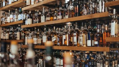 A venda de bebidas alcoólicas pode ser restringida durante as eleições, mas a decisão não é nacional e depende das regras definidas para cada localidade.