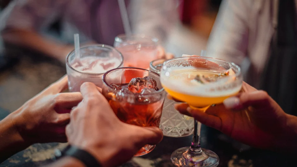 Na ausência de uma restrição específica, não há proibição nacional ao consumo de bebidas alcoólicas pelo eleitor no dia da votação.