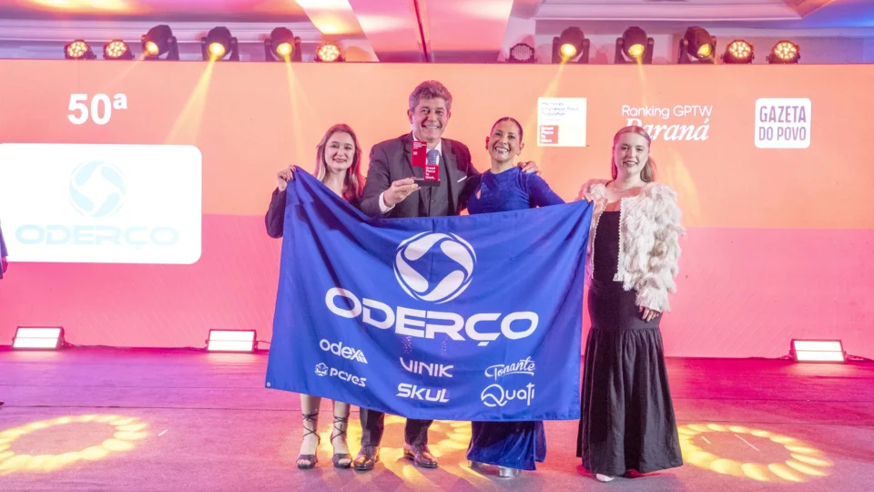 Representantes do Grupo Oderço recebem o reconhecimento durante a cerimônia do Ranking GPTW Paraná 2026.