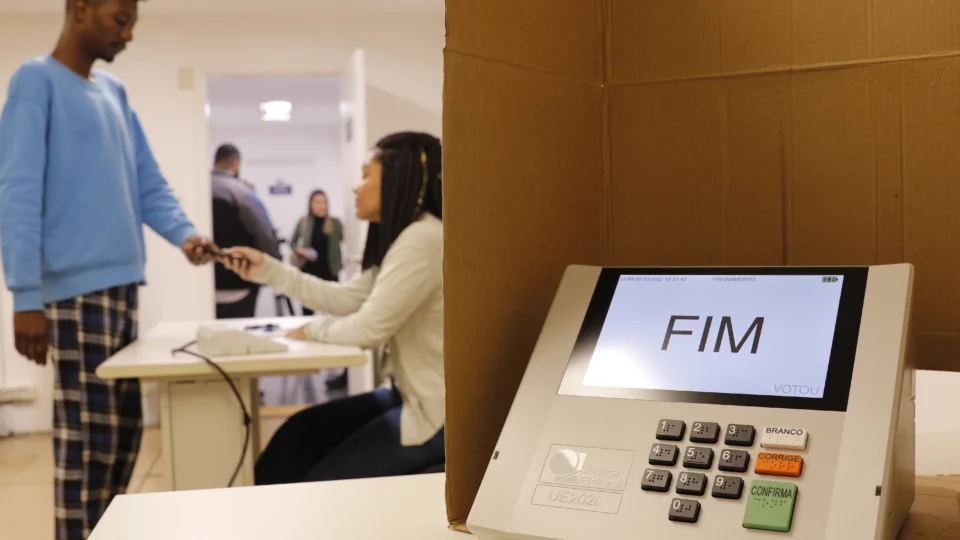 Celular deve ser deixado com os mesários antes de o eleitor entrar na cabine de votação.