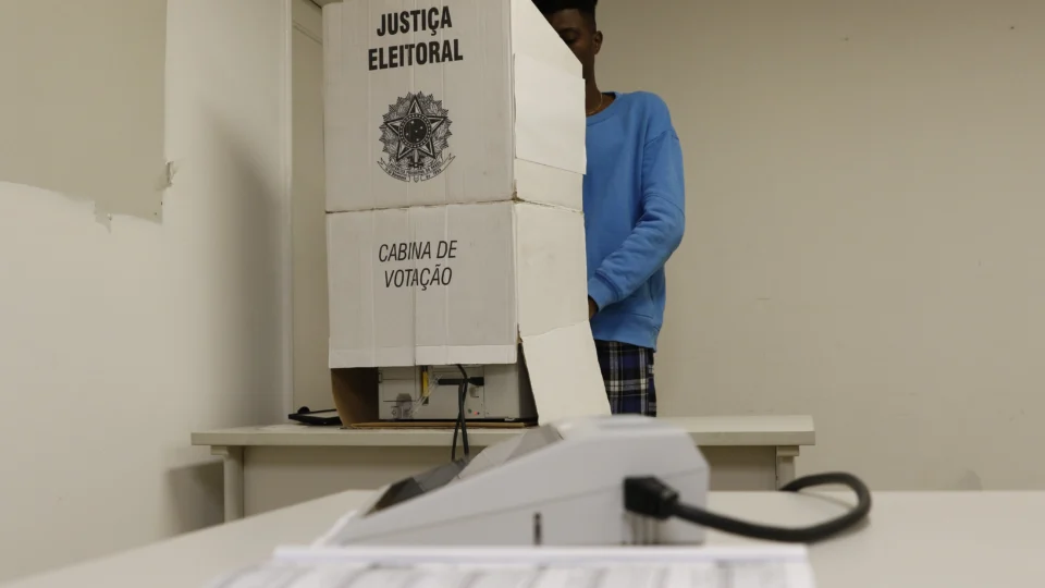 Na cabine de votação, o eleitor deve estar apenas com a cola de papel, se precisar consultar os números dos candidatos; equipamentos eletrônicos são proibidos.