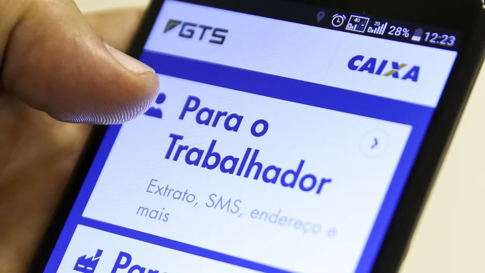 Trabalhadores podem usar o aplicativo FGTS para consultar e solicitar o pagamento dos valores esquecidos