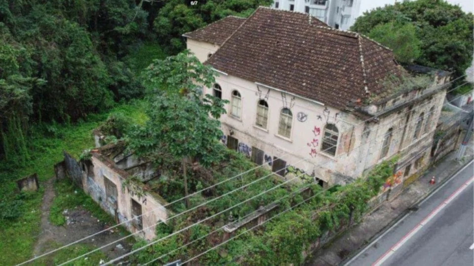 Casarão histórico abandonado e em estado de degradação no Centro de Florianópolis