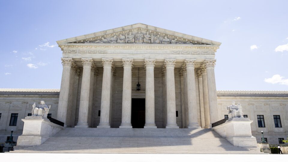 Suprema Corte libera Trump para retomar checagem de cidadania de eleitores