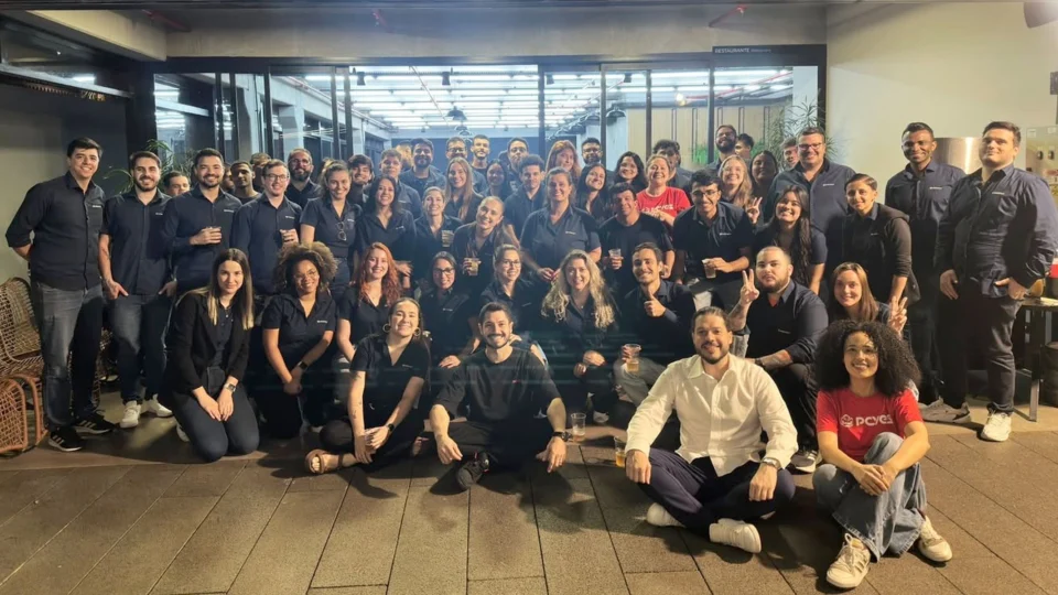 Parte da equipe no happy hour em comemoração ao atingimento da campanha de vendas.