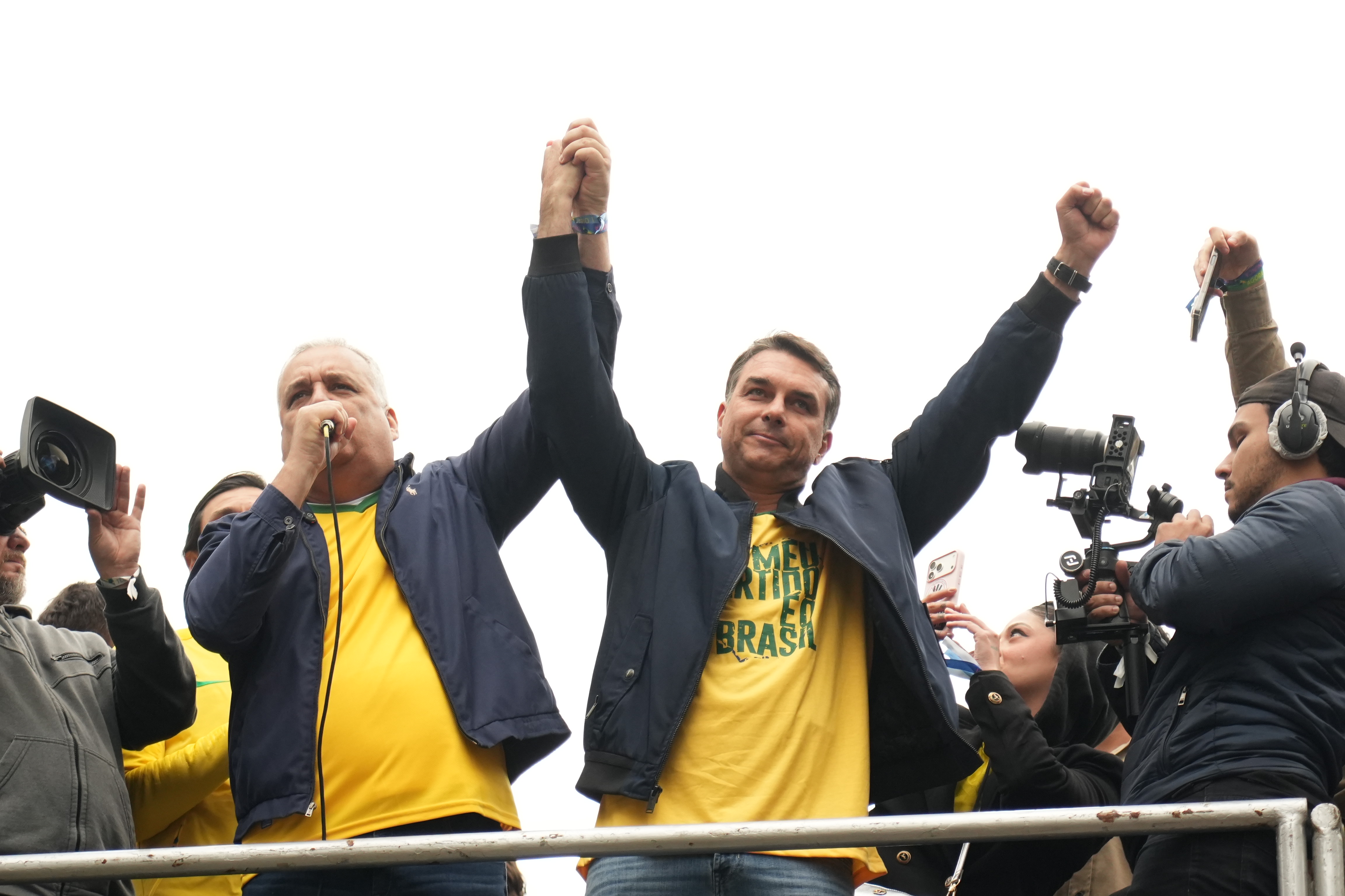 Flávio Bolsonaro ao lado do vice, Alfredo Gaspar, durante ato na Avenida Paulista, em São Paulo, no último 7 de Setembro