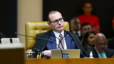 Advogado admitiu estratégia e se disse movido por "angústia". Zanin negou utilizar IA para votos.