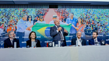 Lula (PT) discursa diante de plateia formada por empresários e representantes do setor produtivo em São Paulo