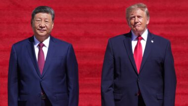 Donald Trump e Xi Jinping durante encontro em Washington que resultou em novos acordos comerciais e diálogo sobre inteligência artificial.