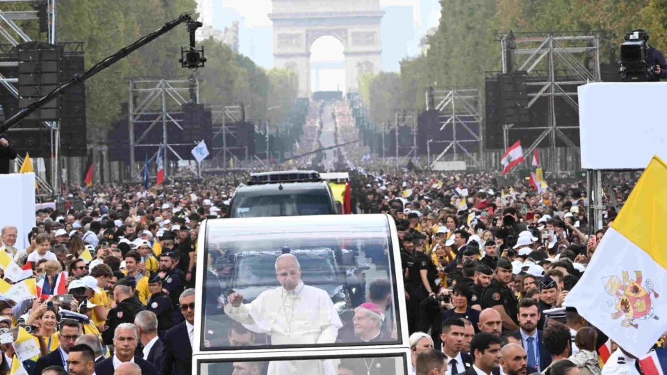 Papa Leão XIV passa em meio aos fiéis em Paris