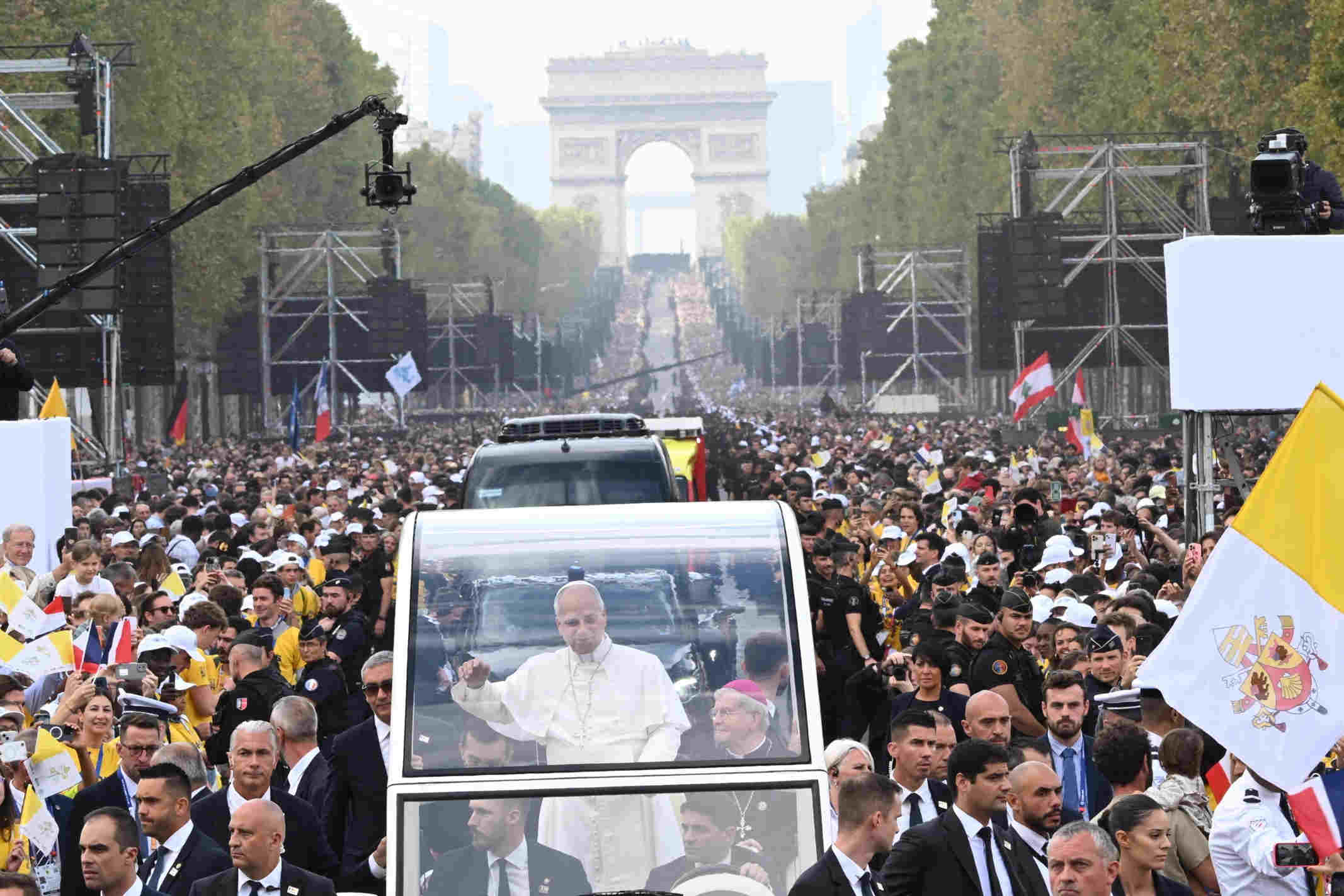 Papa Leão XIV passa em meio aos fiéis em Paris