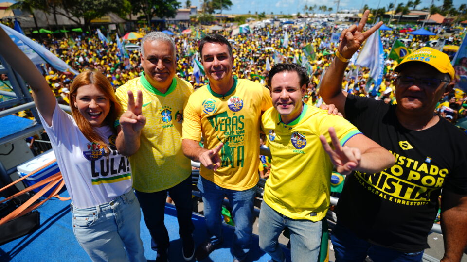 Flávio Bolsonaro confirma presença em último debate e desafia Lula