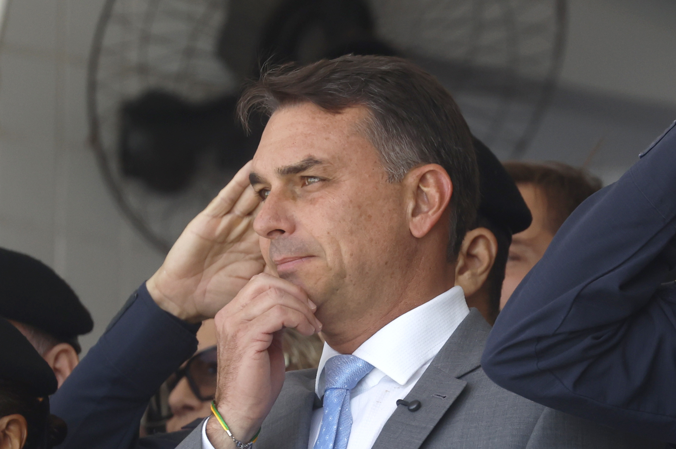 Revista de jornal britânico coloca família Bolsonaro na capa e fala em possível retorno ao poder