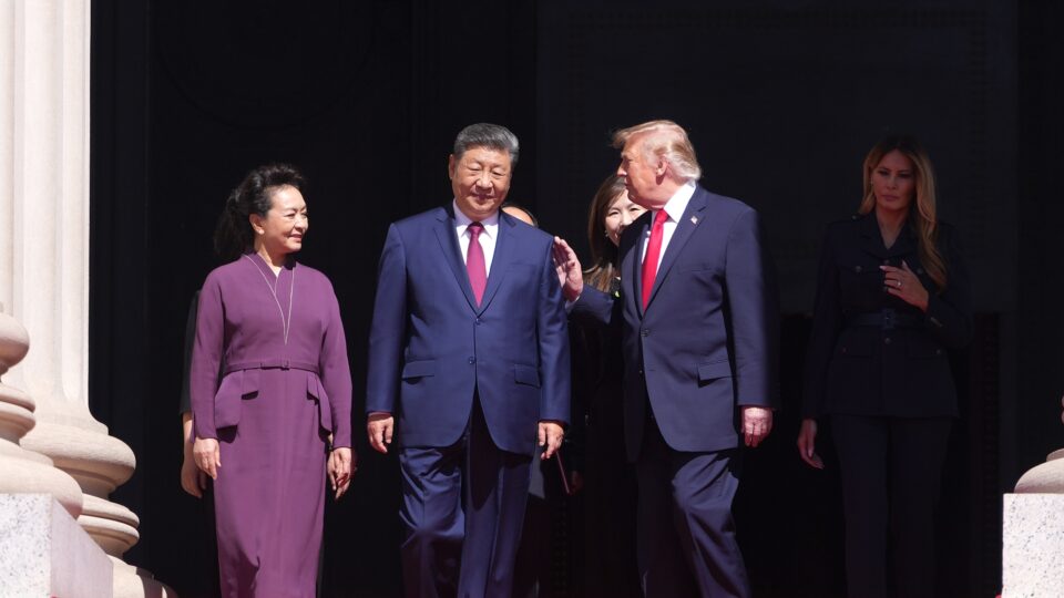 Embaixador dos EUA afirma que Trump ofereceu armas à China e gera reação