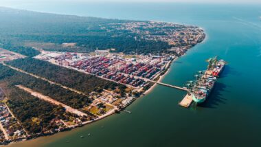 Navio porta-contêineres atracado no Porto Itapoá, na Baía da Babitonga, em Santa Catarina