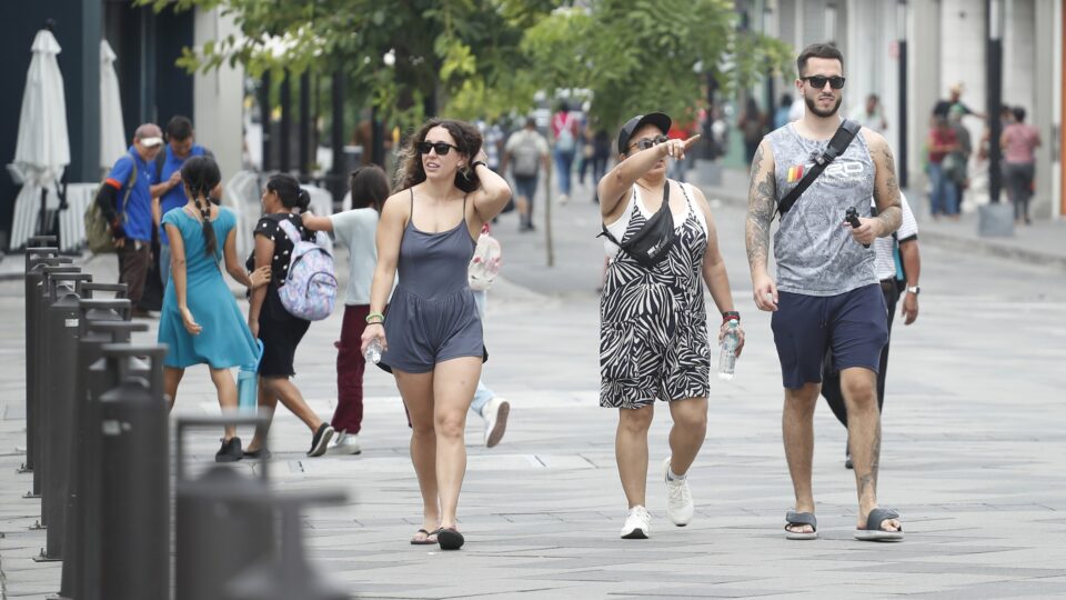 Chegada de turistas a El Salvador cresce após queda da criminalidade sob Bukele