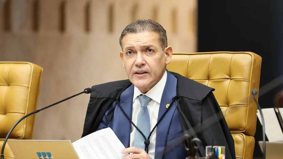 Nunes Marques se declarou impedido de julgar processo que continha relatório sobre Moraes e Vorcaro. 
