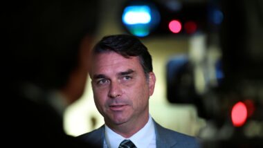 MPE pede bloqueio de perfil de servidor da Secom por fake news sobre Nossa Senhora contra Flávio