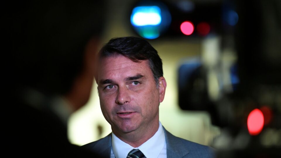 MPE pede bloqueio de perfil de servidor da Secom por notícias falsas sobre Nossa Senhora contra Flávio